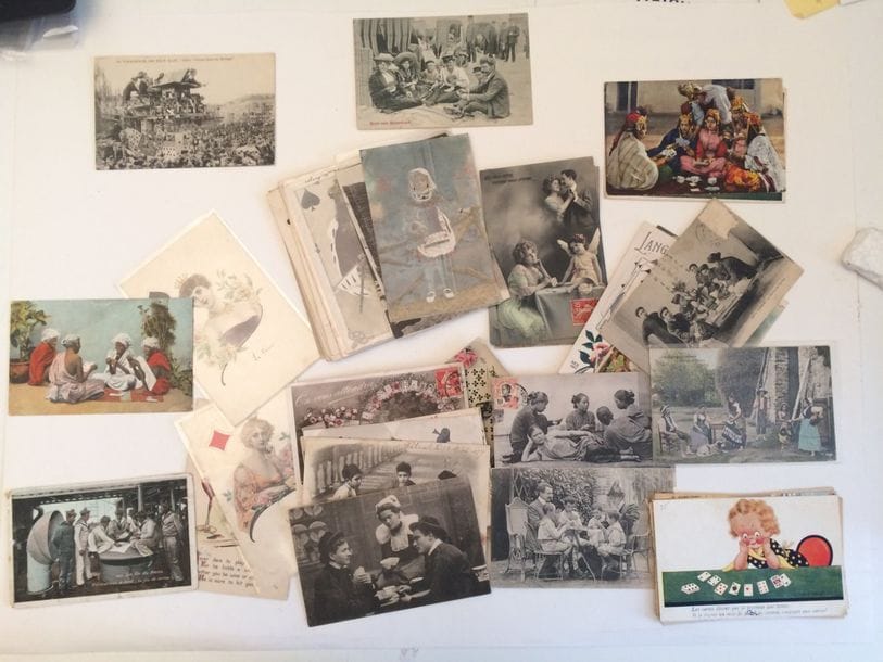 Lot de 50 cartes postales anciennes au thème des cartes à jouer ou du jeu de cartes. 