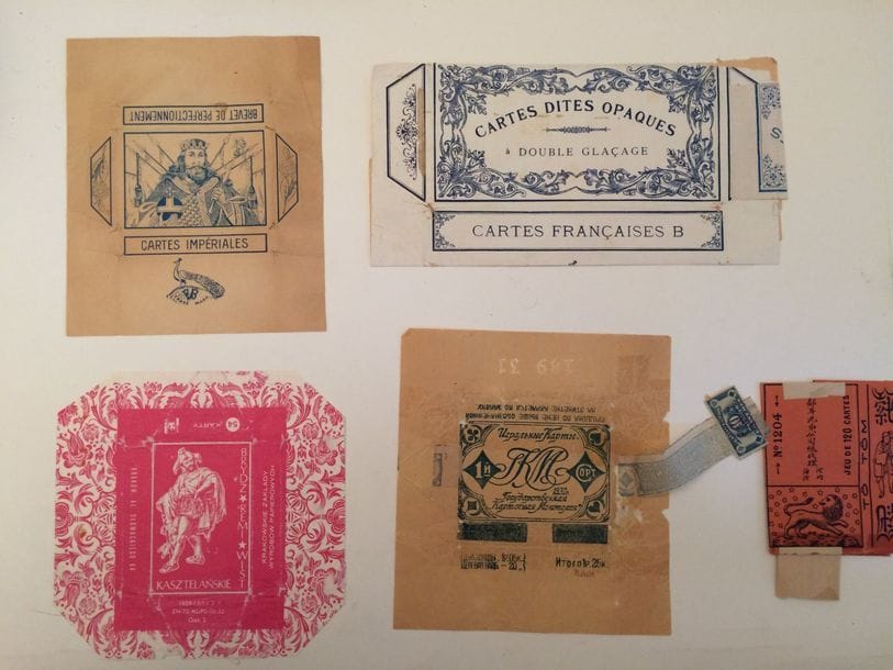 Enveloppes de jeux de cartes : Enveloppe de sixain, « Cartes dites opaques, à double glaçage / Cartes françaises B. » BE. + Deux enveloppes de papier : Kasztelanskie, Pologne, XXe s. ; l’autre Russie, 1930 avec bande fiscale URSS et… timbre gomme fiscal US !! + Cartes impériales, FB, Brepols, Turnhout et env. de tô-tôm, Camoin, Marseille, XXe s. BE. 
