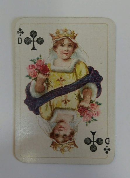 Deux jeux d’enfants Dondorf : Whist n° 164, 52/52 cartes ; étui. BE + Patience « Baronesse », 52/52 cartes ; coins ronds dorés. BE. + Portrait fantaisie à ens. all. : Darmstadt (?), c.1880 ; 32/32 cartes ; coins ronds ; dos écossais ; sali. 