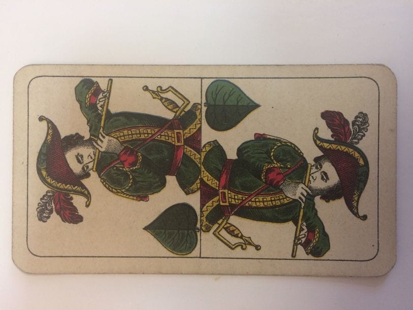 Trois jeux allemands : Jeu au portrait franconien 2 têtes : Allemagne, c.1880 ; 32/32 cartes ; litho et couleurs aux pochoirs ; timbre DR 30 Pf. ; dos écossais. BE. + Jeu au portrait franconien 2 têtes : ASS, Altenburg-Thüringen, c. 1936 ; 32/32 cartes + carte « 13 » ; timbre 3e Reich un peu effacé sur 2C ; cartes un peu frottées. + Portrait saxon en pied : Ver. Altenburger und Stralsunder Spielkarten-Fabriken, Altenburg-Thüringen, c. 1930 ; 32/32 cartes ; étui. Neuf. 