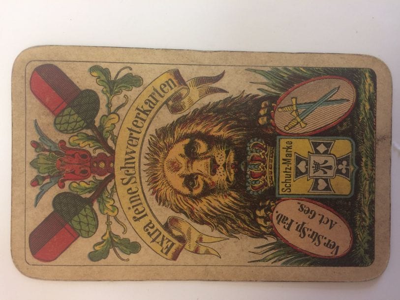 Jeu all. de fantaisie à ens. fr., H. Heise, RDA ?, 1974, couleurs de fond, 52 cartes, 100 x 50 mm ; 52 cartes + 3 jokers. + Extra feine Schwerterkarten, p. saxon, ens. all.,Ver. Str. Sp. Fab. Act. Ges., Stralsund, fin XIXe, 30/32 cartes salies. + Portrait de Bavière, F.X. Schmitt, Munich, timbre Deutsches Reich bleu sur 2C, 32 cartes, mais salies. 