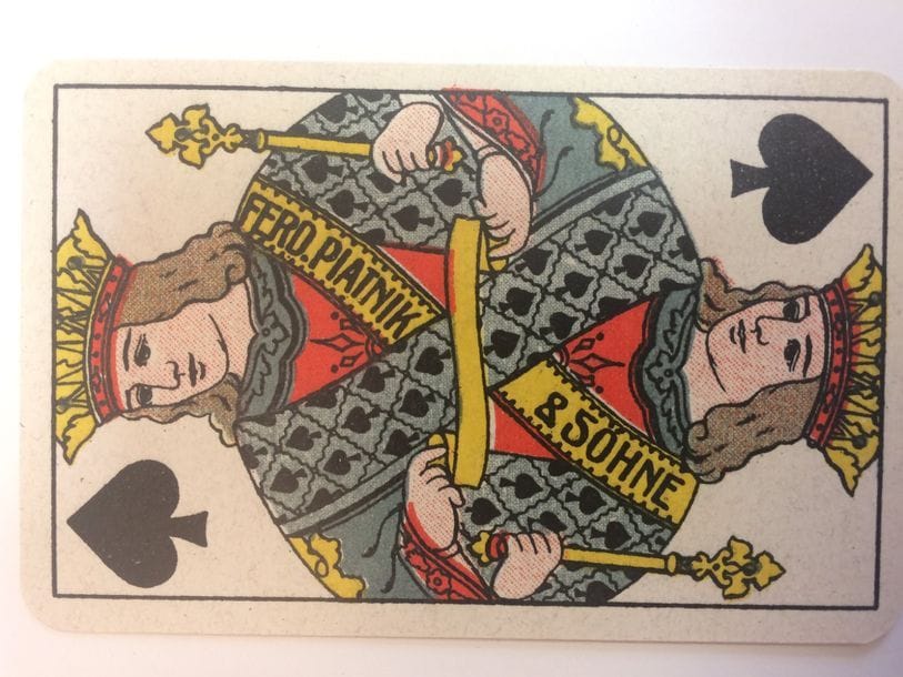 « Karma », jeu pour tours de cartes : Piatnik, Vienne, vers 1918/19 ; 32/32 cartes au portrait viennois modernisé, fig. et pts sur toutes les faces ; sur AC timbre bicolore de l’empire austro-hongrois et 2 autres timbres en surcharge. TBE. 