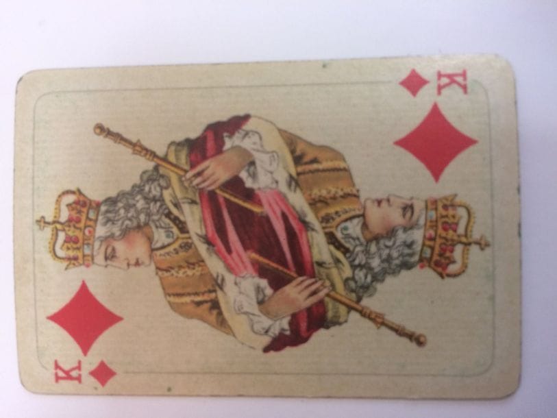 Portrait XP18 : Piatnik, Vienne, vers 1980 ; 52/52 cartes + 2 jokers ; dos psychédélique. TBE. + Jeu de patience : Piatnik, Vienne, 1955 ; timbre octogonal Regno d’Italia, cent. 50 ; 52/52 cartes à dos bleu + 1 joker à dos rose. BE. 