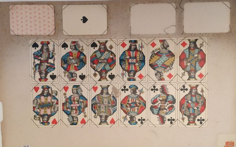Jeu au portrait viennois grande couronne : Josef Glanz, Vienne, fin XIXe s. ; 52/52 cartes ; lithographie et couleurs aux pochoirs ; coins dorés ; timbre KK bicolore, rouge ext. (cartes montées sur carton et tenues par du fil, ex-coll. Maurel ; certaines cartes détachées). TBE. 