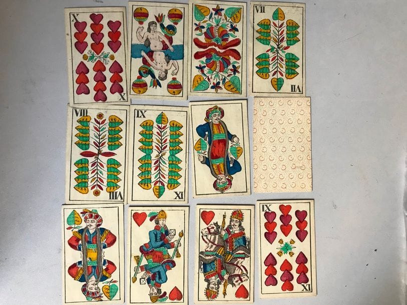 Jeu fantaisie à ens. all., 2 têtes : Pr. Besit, Geb. Siegl, Vienne-Ottakring, c.1860 ; 32/32 cartes ; 92 x 55 mm ; coins carrés ; dos lunules ; timbre KK noir TBE. 