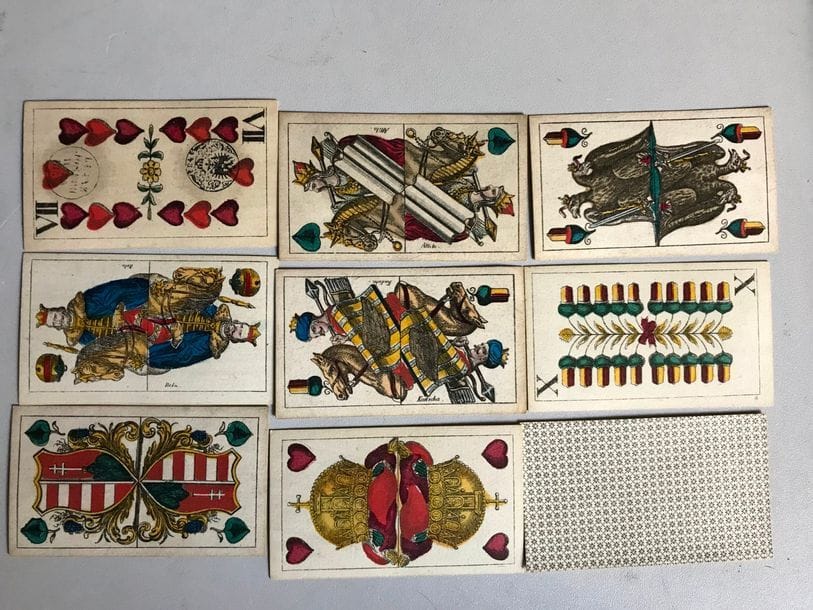 Jeu patriotique hongrois : Josef Glanz, Vienne, 1853 ; 34/36 cartes ; gravure sur cuivre, couleurs aux pochoirs ; 92 x 54 mm ; coins carrés ; dos petites rosaces ; timbre autrichien et timbre GLANZ 1853 (?) sur VII C. (cf. Geschichte auf Spielkarten, 1987, p. 133, cat. N° 91). BE. 