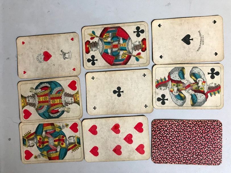 Portrait viennois, grande couronne : Ferd. Piatnik & Söhne, Vienne, début XXe s. ; timbre fabricant sur AC. EM (cartes salies). + Jeu historique polonais : Piatnik, Vienne, c. 1920 ; 52/52 cartes + 1 joker ; chromolithographie ; as illustrés ; coins dorés ; env. TBE. 