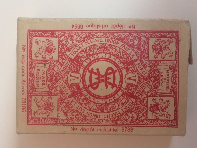 Piquet 1ère Guerre mondiale, Turnhout, 36/36 cartes + joker ; étui. TBE. + Jeu de la Victoire de 1945, Turnhout, 52 cartes, étui. TBE. 