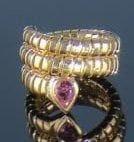 Bague serpent tubogaz en or jaune, la tête sertie d'une topaze rose. Poids brut : 14 g. (Ecrin).