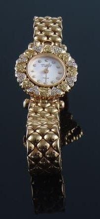 Montre bracelet de dame en or jaune, la montre de forme ronde, le tour de lunette orné de motifs coeur sertis de diamants blancs et jaunes alternés, mouvement à quartz, tour de poignet articulé, fermoir à boucle déployante. Van Cleef et Arpels. Ecrin.