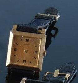 BOUCHERON
Montre-bracelet d'homme, la montre de forme carrée en or jaune, le cadran à chiffres romains et index bâtonnets, mouvement mécanique, tour de poignet en cuir. (manque le verre et une aiguille). Poids brut : 25 g.