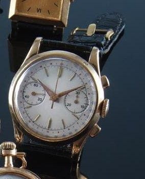 Montre-bracelet d'homme, la montre de forme ronde en or jaune, formant chronographe, cadran émaillé blanc, trotteuse à neuf heures, compteur à trois heures, mouvement mécanique, tour de poignet en cuir noir, fermoir à ardillon en or jaune. Poids brut : 43 g.
