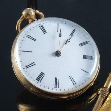 Montre à gousset en or jaune le fond gravé de motifs guillochés, centré d'un cartouche dans un motif floral. Fond blanc, chiffres latins. Poids brut : 62 g. (Quelques chocs et enfoncements) (clef).