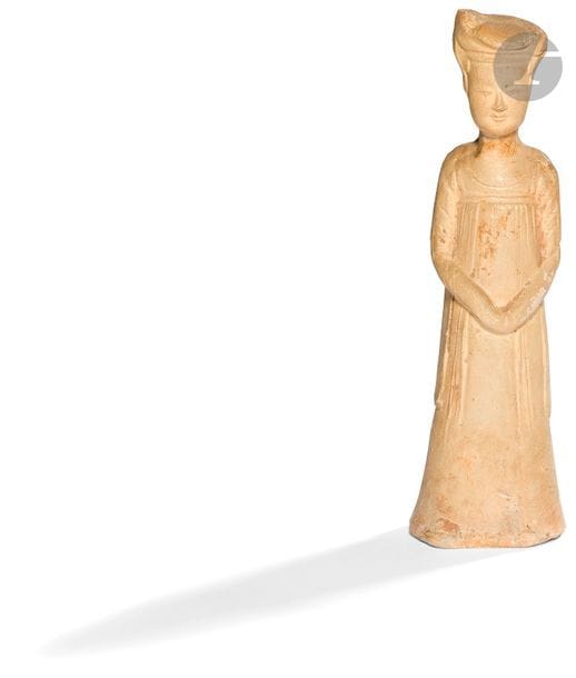 CHINE - Époque SUI (581 - 618)
Statuette en terre cuite de femme de cour debout les mains jointes sur son ventre. (Restauration). 
H. 20,3 cm