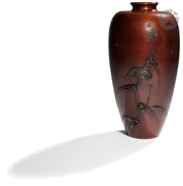 JAPON - Époque MEIJI (1868 - 1912)
Vase en bronze rétrécissant vers le bas, à décor en relief d’un martin-pêcheur perché sur une branche de roseau. 
H. 31,5 cm