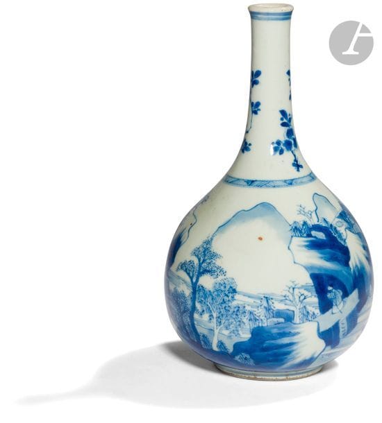 CHINE - XVIIe siècle
Vase bouteille en porcelaine bleu blanc à décor d’une rivière entourée de montagnes, de pins et d’un vieillard marchant à l’aide de sa canne. 
H. 26 cm