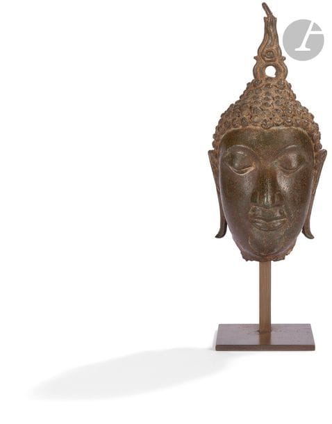 THAÏLANDE - XVIIe siècle
Tête en bronze à patine brune de bouddha les yeux fermés, l’ushnisha se dressant sur son crâne. Montée sur un socle.
H. 22 cm