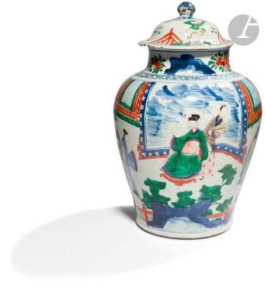 CHINE - XVIIe siècle
Potiche couverte balustre en porcelaine à décor émaillé polychrome dit « wucai » d’un dignitaire assis recevant des visiteurs sur une terrasse. (Accident et restaurations de la panse au col, fêlure, égrenure, éclats, couvercle rapporté). 
H. 39,4 cm
