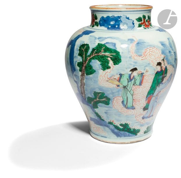 CHINE - XVIIe siècle
Potiche balustre à col droit légèrement ouvert en porcelaine émaillée polychrome dit « wucai » à décor d’immortels dans les nuages et d’une procession de femmes avec le lapin blanc sur une terrasse. 
H. 30,2 cm