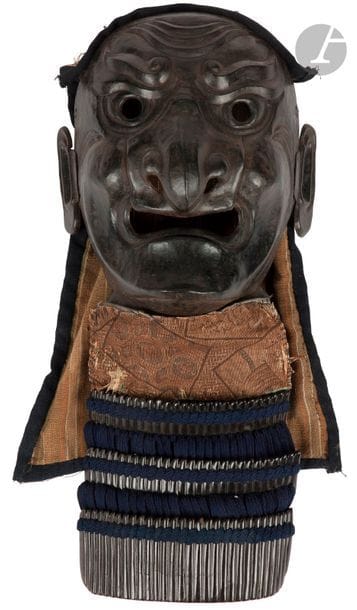 JAPON - XIXe siècle
Menpô happuri en fer à trois bandelettes au yodare kake. 
H. 23 cm
