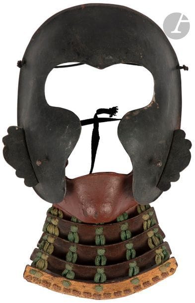 JAPON - Époque MEIJI (1868 - 1912)
Trois parties de masque d’armure de samouraï composées d’un menpo hoate en fer laqué rouge, un menpo haddori protégeant les pommettes et front, l’intérieur laqué noir, un maedate en fer. 
H. 9,7 cm et 21 cm et 31 cm