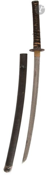 JAPON - Fin Époque MUROMACHI 
(1333 - 1573)
Koto wakizashi shinogi zukuri, fusée percée de trois mekugi ana, signée Kanekiyo. (Rouille, rayures).
Nagasa : 51,5 cm