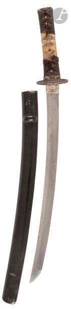 JAPON - Époque MUROMACHI 
(1333 - 1573)
Koto wakizashi shinogi sukuri, hamon midare, fusée percée d’un mekugi ana, signée Bishu Osafune Moro(?)Mitsu et datée de la 5e année de l’ère Eisho (1508). (Kizu, rayures).
Nagasa : 43,5 cm ; saya en laque noire.