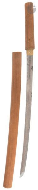 JAPON - Époque EDO (1603 - 1868)
Shinto wakizashi shinogi zukuri, hamon choji midare, fusée percée d’un mekugi ana, signée Inoue Shinkai et datée de Enpo 7 (1679). (Rayures, accidents, rouille).
Nagasa : 55 cm ; monté en shirasaya.