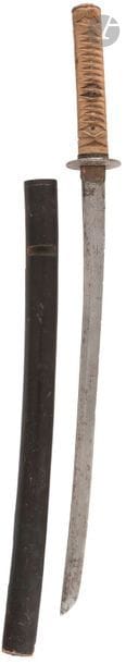 JAPON - Époque EDO (1603 - 1868)
Shinto wakizashi, shinogi zukuri, non démonté. (Taches, accidents, rouille, rayures).
Nagasa : 49 cm ; saya en laque noire.