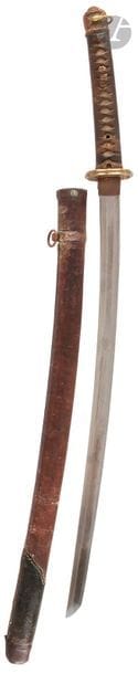 JAPON - Début XXe siècle
Gunto katana, hamon choji midare, fusée percée d’un mekugiç ana signée…mitsu. (Kizu, rayures).
Nagasa : 61 cm 
Saya en cuir.