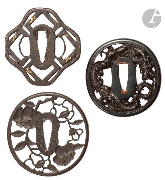 JAPON - XIXe siècle
Trois tsuba en fer, deux maru gata et une itomaki gata, l’une à décor ajouré de dragon, l’une de branche de fleurs, l’autre de triangles. Signées. 
H. de 7 à 7,7 cm