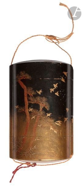JAPON - XIXe siècle
Inro à quatre cases en laque noir et or à décor en hira maki-e d’arbres de pins devant une maison et des oiseaux en vol. Intérieur en laque nashiji. (Sauts de laque aux himotoshi et côté). 
H. 8,4 cm
