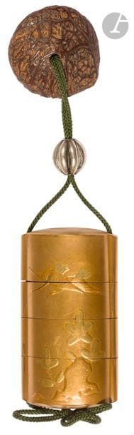 JAPON - Époque MEIJI (1868 - 1912)
Inro à trois cases en laque fundame à décor en hira maki-e fundame et kirigane d’oies en vol et parmi les rochers. Intérieur en laque nashiji.
H. 8,4 cm ; netsuke en noix : H. 4,9 cm ; ojime en métal formant cucurbitacée : H. 1,6 cm