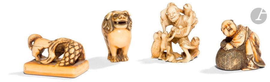 JAPON - Époque MEIJI (1868 - 1912)
Quatre netsuke en ivoire sculpté, sarumawashi debout entouré et surmonté de quatre singes à l’affut des pêches qu’il tient dans son panier, un chien la tête dans les blés, une chimère debout, Hotei penché sur son sac de richesse. (Gerces naturelles). 
H. de 2,4 à 3,8 cm