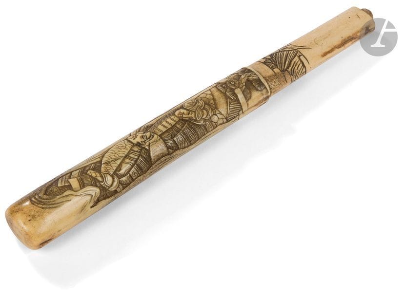 JAPON - Époque MEIJI (1868 - 1912)
Manche d’ombrelle en corne de cerf à décor sculpté en léger relief de samouraï combattant sous les pins.
L. 27 cm