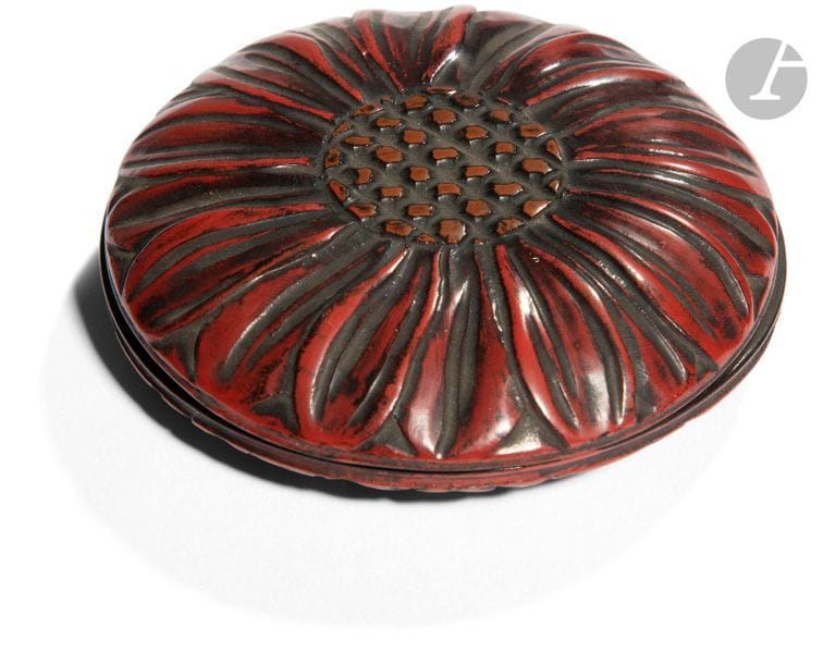 JAPON - XIXe siècle
Petite boîte ronde en laque rouge formant fleur de chrysanthème. 
Diam. 7,5 cm