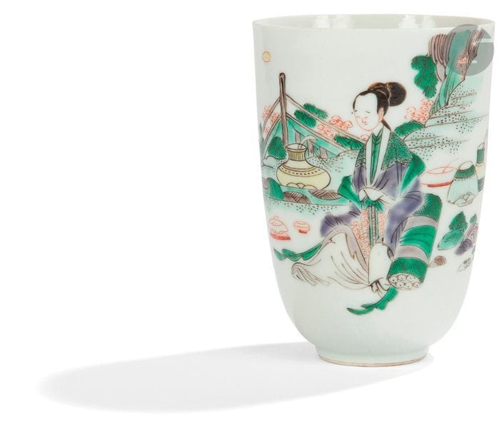 CHINE - Époque KANGXI (1662 - 1722)
Gobelet en porcelaine émaillée polychrome de la famille verte à décor d’une jeune femme assise sur une terrasse.
H. 11,1 cm