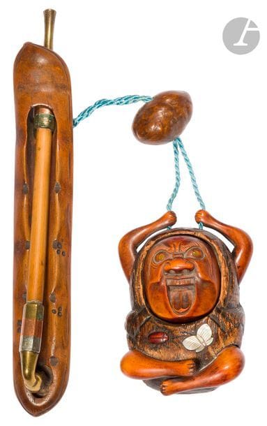 JAPON - Époque MEIJI (1868 - 1912)
Tonkotsu et kizeruzutsu en bois sculpté, en forme de Daruma les deux bras levés, la bouche grande ouverte, sa robe ornée d’un papillon en nacre, la pipe en bambou, l’embout et la fin de la pipe en cuivre et laiton, l’étui imitant le haricot. L’ojime en bois (Usures). 
H. 10 cm ; kizeruzutsu : H. 20,6 cm
