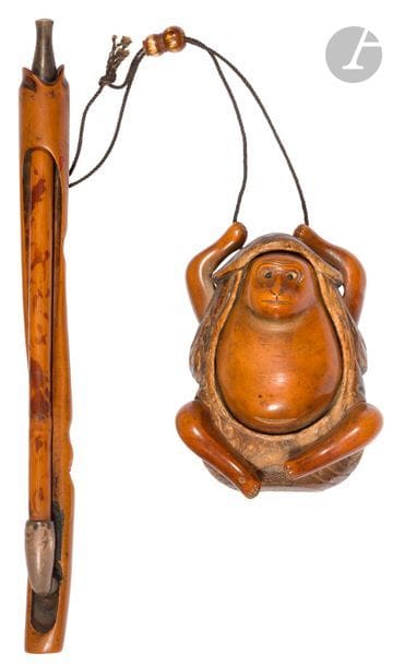 JAPON - Époque MEIJI (1868 - 1912)
Tonkotsu et kizeruzutsu en buis et bois sculpté, en forme de singe les bras levés s’accrochant au cordon le reliant à l’étui à pipe. La pipe en bambou, le bout et l’embout en métal. L’ojime en forme de double gourde. 
H. 9,5 cm ; kizeruzutsu : H. 20,7 cm