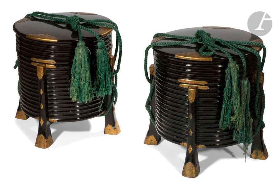 JAPON - Époque MEIJI (1868 - 1912)
Paire de boîtes à pique-nique quadripodes hokkai en laque noir, les ferrures en cuivre doré ornées de fleurs. (Petits enfoncements, petits sauts de laque, petites rayures). 
H. 43 cm