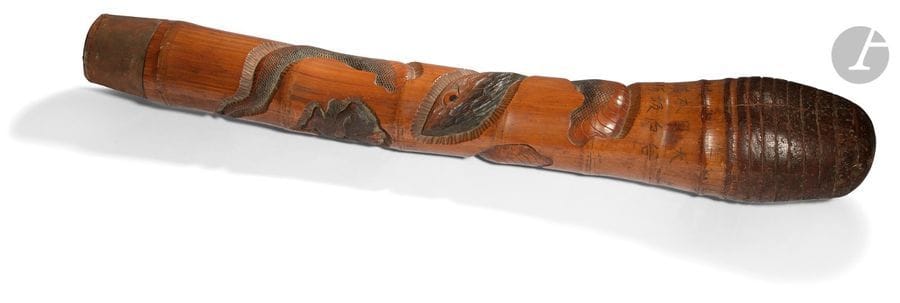 JAPON - Époque MEIJI (1868 - 1912)
Grand tube en bambou sculpté à décor en relief d’un serpent ondulant avec caractères incisés. (Gerces naturelles). 
H. 96,7 cm