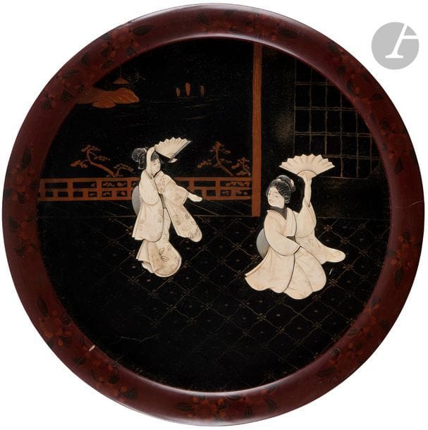 JAPON - Début XXe siècle
Deux panneaux ronds en bois laqué brun et or et incrustation d’os et de nacre de femmes dansant, le Nihon bubo sur une terrasse, de deux jeunes femmes se promenant sur un chemin. (Gerces)
Diam. 39,5 cm