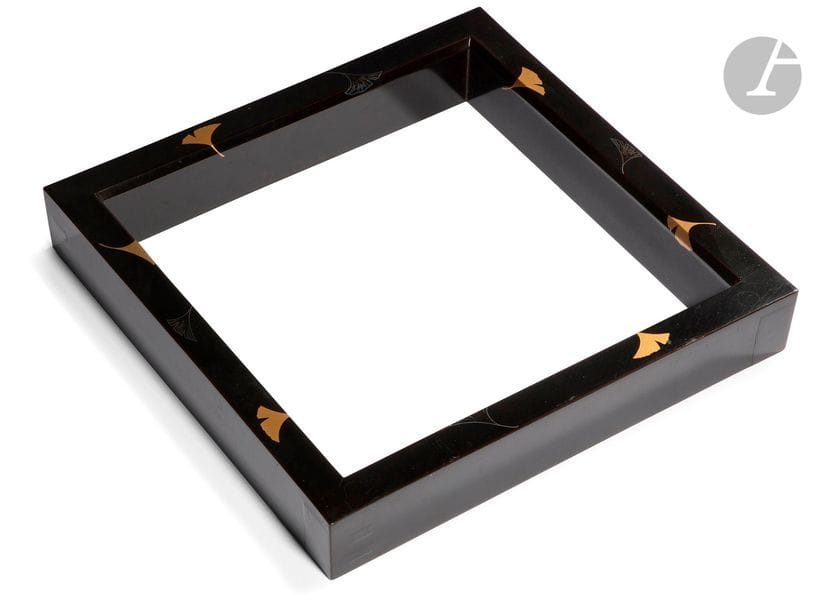 JAPON - XXe siècle
Cadre carré en laque noir à décor en laque or et argent de feuilles de gingko bilboa. 
42,3 x 42,3 cm ; boîte en bois.