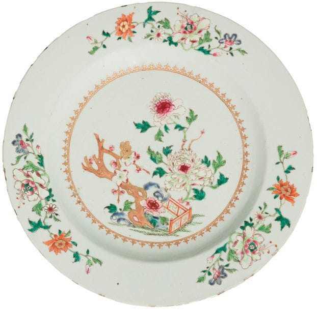 CHINE - XVIIIe siècle
Paire de plats ronds en porcelaine émaillée polychrome et or à décor de paons parmi les branches fleuries, et de branches de fleurs en réserve. (égrenures). 
Diam. 34,5 cm 
On y joint un plat rond en porcelaine à décor émaillé polychrome de la famille rose et or à décor de branche de cerisiers et de pivoines. (égrenures en bordure). Diam. 35,5 cm