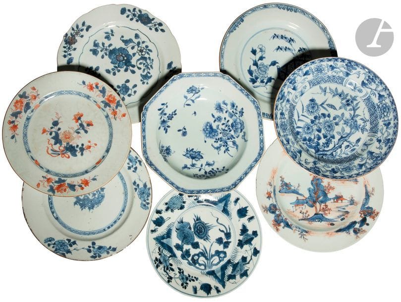 CHINE - XVIIIe siècle
Ensemble de huit assiettes en porcelaine dont deux creuses et quatre plates émaillée bleu blanc et deux plates émaillées en bleu et rouge de fer et or, à décor de branches fleuries et de cabanons. (égrenures). 
Diam. de 21 à 23,5 cm