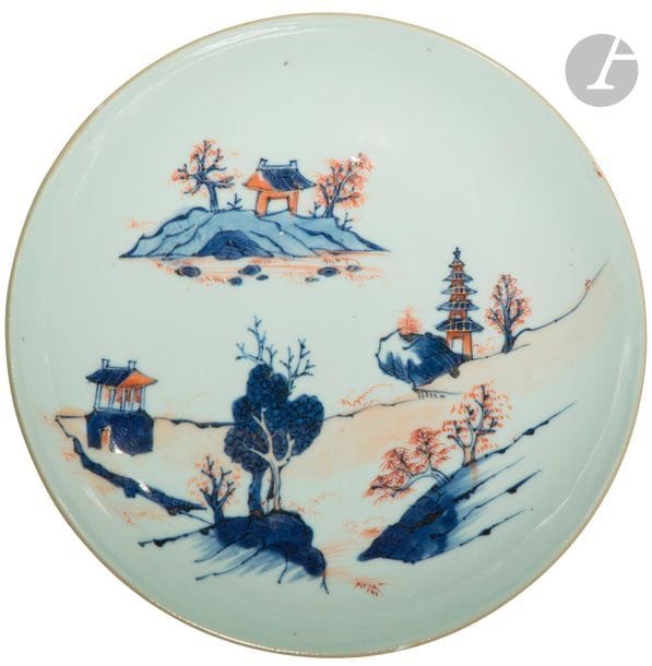 CHINE - XVIIIe siècle
Coupe en porcelaine à décor dit « Imari » en bleu sous couverte, rouge de fer et or de paysage rocher jonché de pagode et cabanons. (Légères égrenures en bordure). 
Diam. 22,3 cm