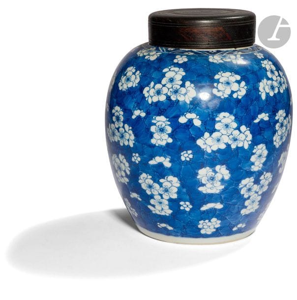 CHINE - XVIIIe siècle
Pot à gingembre en porcelaine bleu blanc à décor de fleurs de prunus sur fond de miroir brisé. 
H. 23 cm ; couvercle en bois.