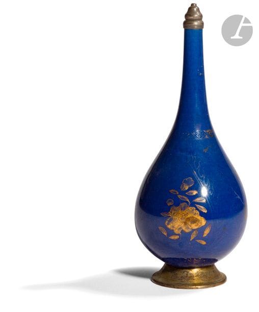 CHINE - XVIIIe siècle
Aspersoir en porcelaine émaillée bleu et poudre d’or à décor de fleurs de lotus et de prunus. Monté en métal. 
H. 19,6 cm