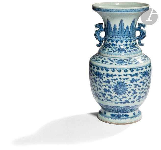 CHINE - XVIIIe siècle
Vase en porcelaine blanche émaillée en bleu sous couverte de rinceaux de fleurs de lotus dans leur feuillage, orné de deux anses de chaque côté du col en forme de qilong stylisés.
H. 37,6 cm