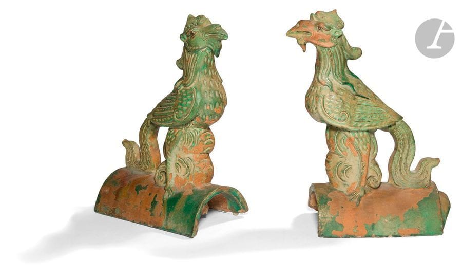 CHINE - époque MING (1368 - 1644)
Paire de tuiles faîtières en grès émaillé vert formant deux phénix se dressant. (Accidents, manques, restaurations).
H. 33,3 cm